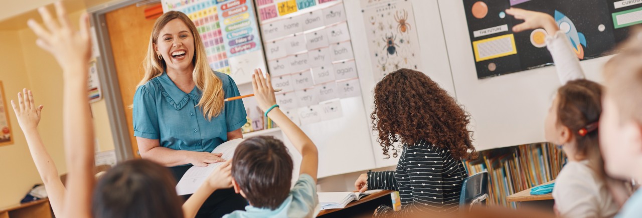 Woman teaching a class of elementary students 